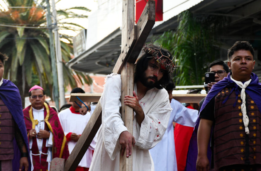  La Iglesia Catedral de Tarija revive la Pasión de Cristo con su tradicional Viacrucis viviente